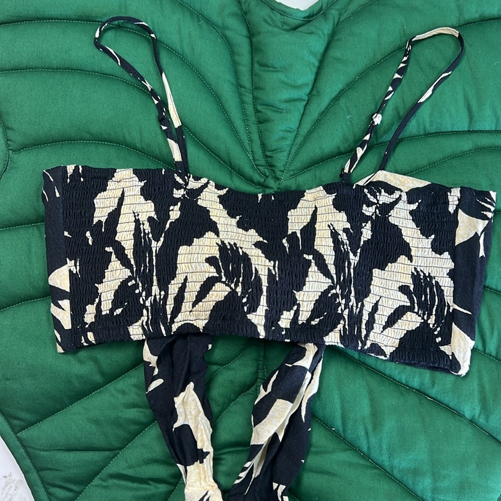 XIX Palms X Keani Hawaii collab blk/cream floral print tie front crop bralette. - Picture 4 of 4
